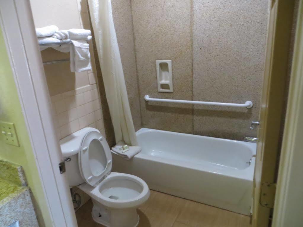 Hotel Super 8 By Wyndham Galveston Extérieur photo